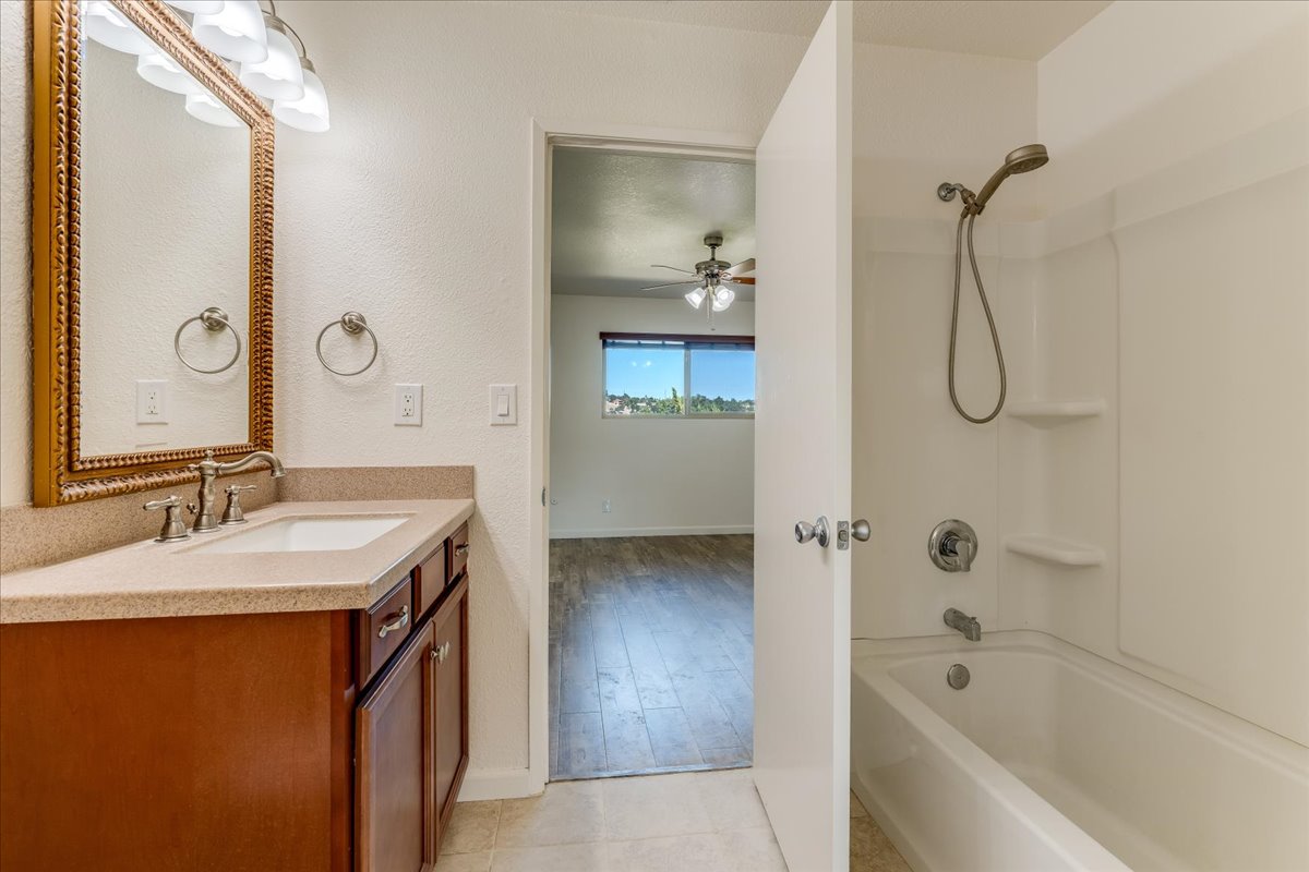Bathroom tub